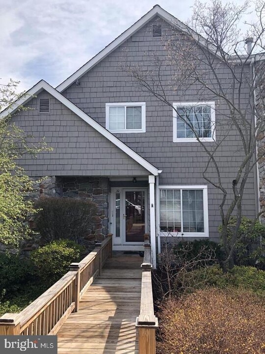 20 Lantern Ln in Chesterbrook, PA - Building Photo