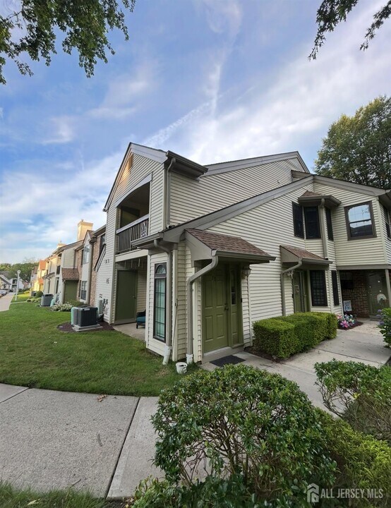 715 Sunshine Ct in Sayreville, NJ - Building Photo
