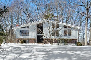 4 Sassi Dr in Croton-on-Hudson, NY - Building Photo