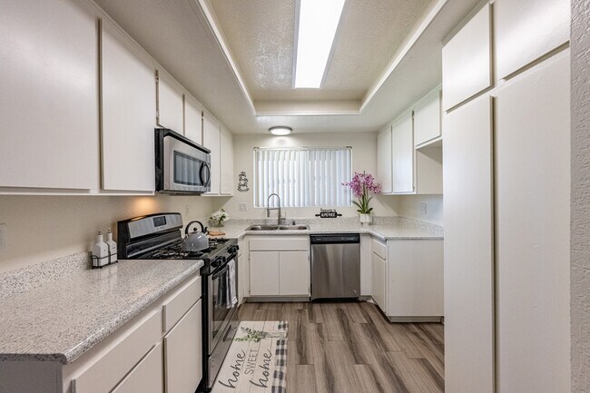 Crown Point Apartments in West Covina, CA - Foto de edificio - Interior Photo