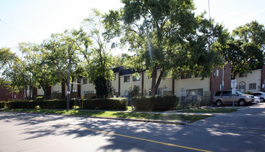 206 Duncanwoods Dr in Toronto, ON - Building Photo - Building Photo