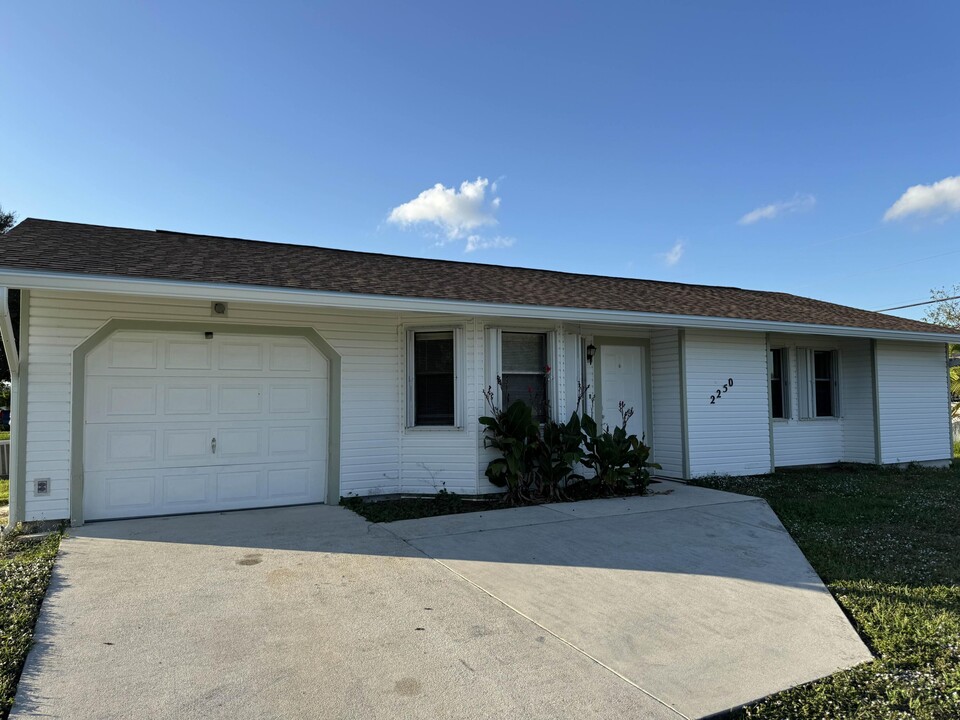 2250 SW Pamona St in Port St. Lucie, FL - Building Photo