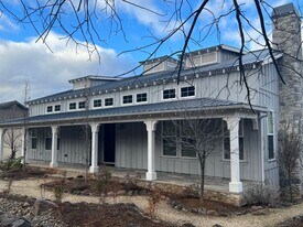 735 E California St in Jacksonville, OR - Building Photo