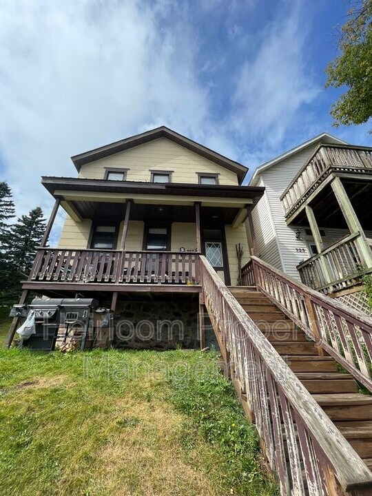 327 W 4th St in Duluth, MN - Foto de edificio