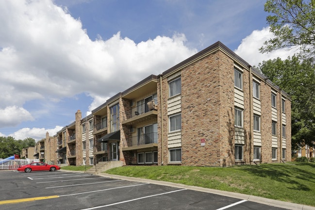 Wheelock Parkway Apartments in St. Paul, MN - Building Photo - Building Photo