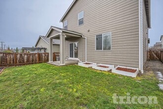 1817 192nd St Ct E in Spanaway, WA - Foto de edificio - Building Photo