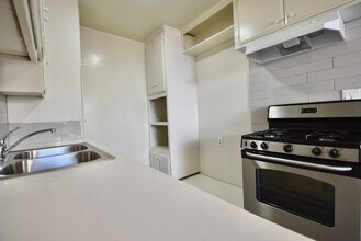 11255 Camarillo St-Unit -104 in Los Angeles, CA - Building Photo - Building Photo