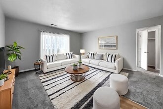 West Glen Apartments in West Des Moines, IA - Building Photo - Building Photo