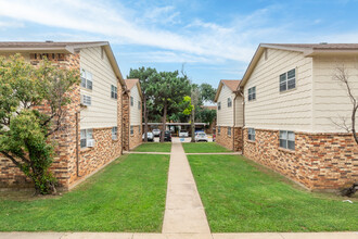 Crossland Square in Lawton, OK - Building Photo - Building Photo