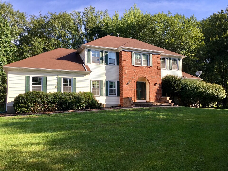 1124 Van Arsdale Dr in Branchburg, NJ - Foto de edificio