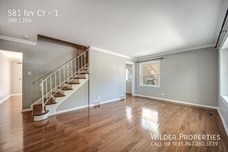 581 Ivy Ct in Lake Forest, IL - Building Photo - Building Photo