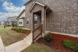 17200 Leafroller Dr in Pflugerville, TX - Building Photo - Building Photo