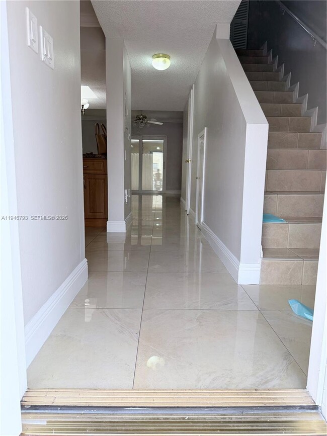 527 W 68th St in Hialeah, FL - Building Photo - Building Photo