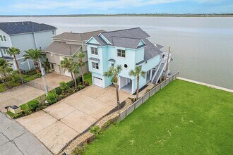 1322 Outrigger St in Tiki Island, TX - Building Photo - Building Photo