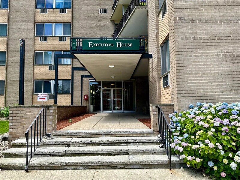 1025 Hancock St in Quincy, MA - Building Photo