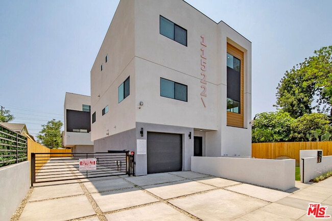 11522 Emelita St in Los Angeles, CA - Building Photo - Building Photo