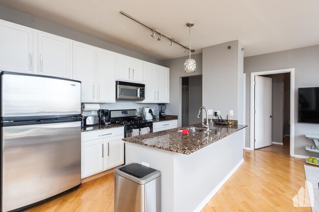 210 S Desplaines St in Chicago, IL - Building Photo - Building Photo