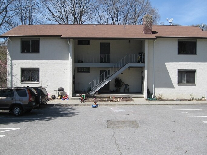 84 Carpenter Ave in Mt Kisco, NY - Foto de edificio