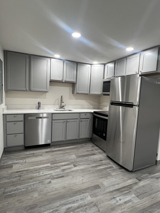 201 Kathleen Dr in New Brighton, PA - Building Photo