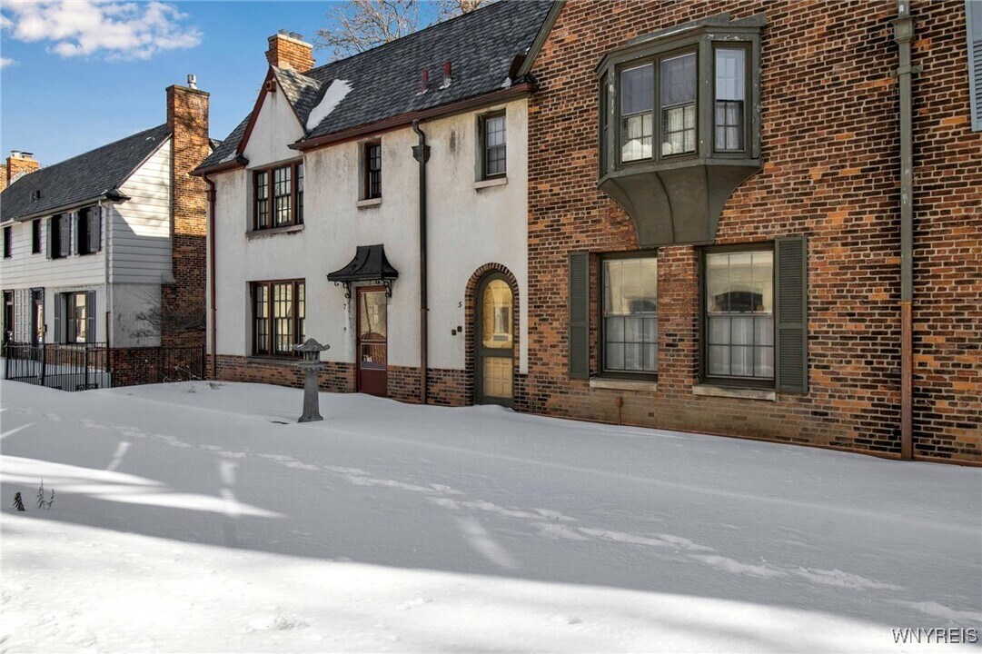 5 Mayfair Ln in Buffalo, NY - Building Photo