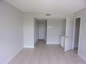 1505 SE Royal Green Cir in Port St. Lucie, FL - Building Photo - Building Photo