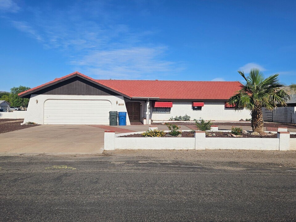 1725 Taylor Rd in Bullhead City, AZ - Building Photo