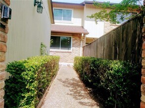 8226 Summer Side Dr in Austin, TX - Building Photo - Building Photo
