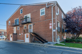 Colonial Gardens in Staten Island, NY - Building Photo - Building Photo