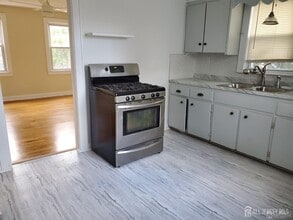 250 Thomas St in Woodbridge Township, NJ - Building Photo - Building Photo