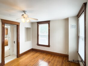 2836 Linwood Ave, Unit 2 in Cincinnati, OH - Foto de edificio - Building Photo