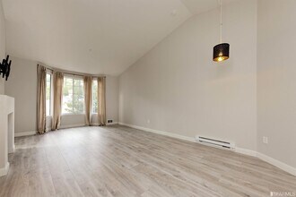 240 Caldecott Ln-Unit -314 in Oakland, CA - Foto de edificio - Building Photo