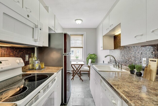 1625 Commonwealth Ave in Boston, MA - Building Photo - Building Photo