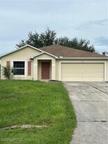781 Cashmere Ave in Lehigh Acres, FL - Building Photo