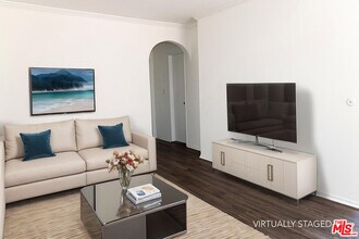 1112 N Olive Dr in West Hollywood, CA - Building Photo - Building Photo
