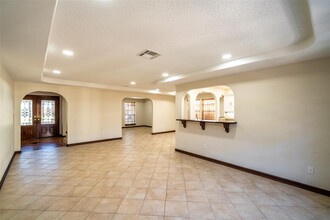 9223 Marlive Ln in Houston, TX - Foto de edificio - Building Photo