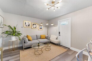 2275 NW 33rd St in Miami, FL - Building Photo