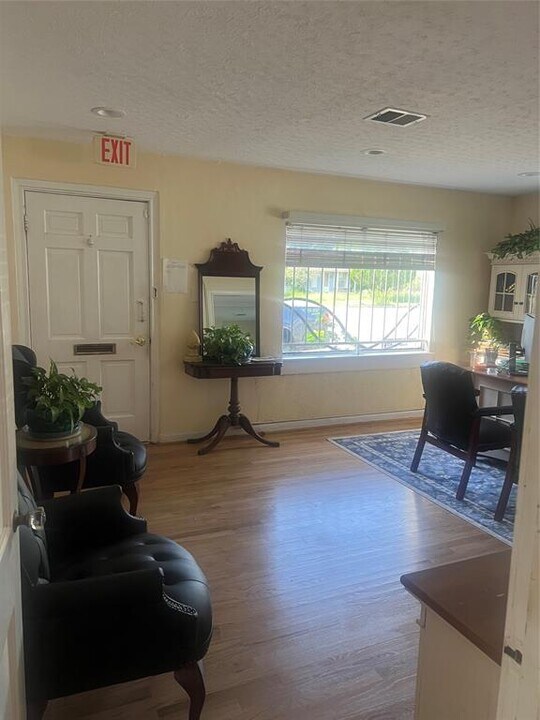 8453 Howard Dr in Houston, TX - Building Photo