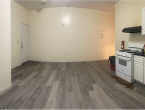 286 Broadway, Unit 2 in Paterson, NJ - Foto de edificio - Building Photo