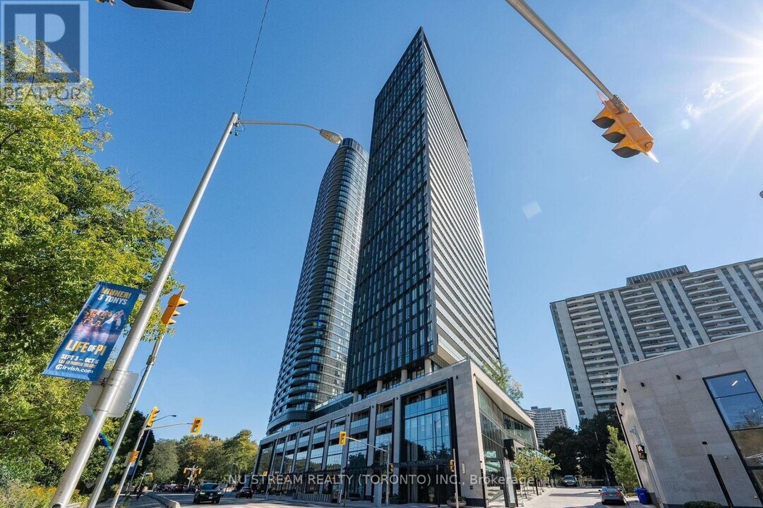 575-2575 Bloor St E in Toronto, ON - Building Photo