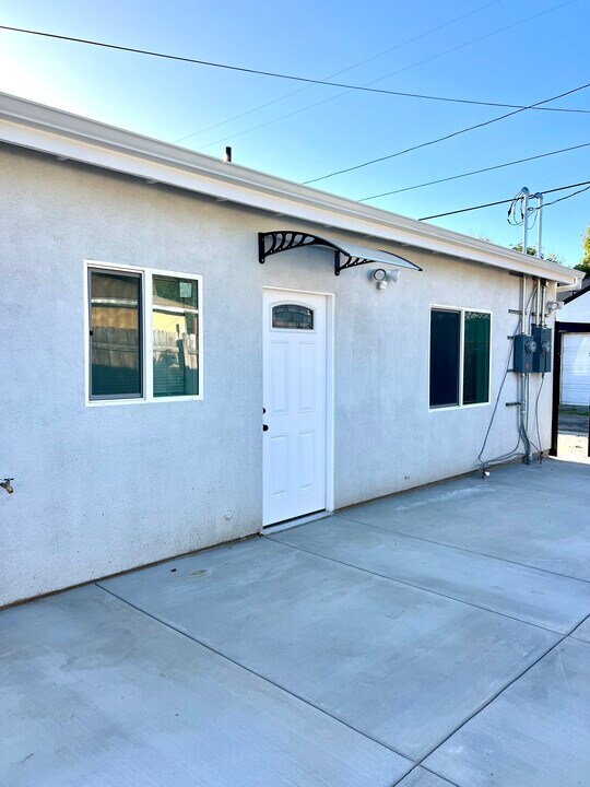 17205 Saticoy St in Van Nuys, CA - Building Photo