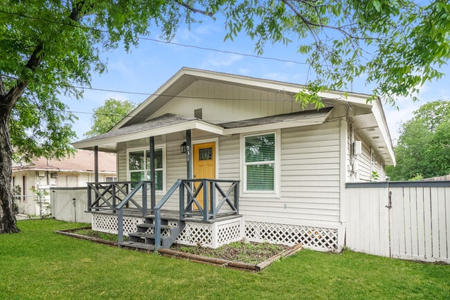 931 W Hutchins Pl in San Antonio, TX - Building Photo - Building Photo
