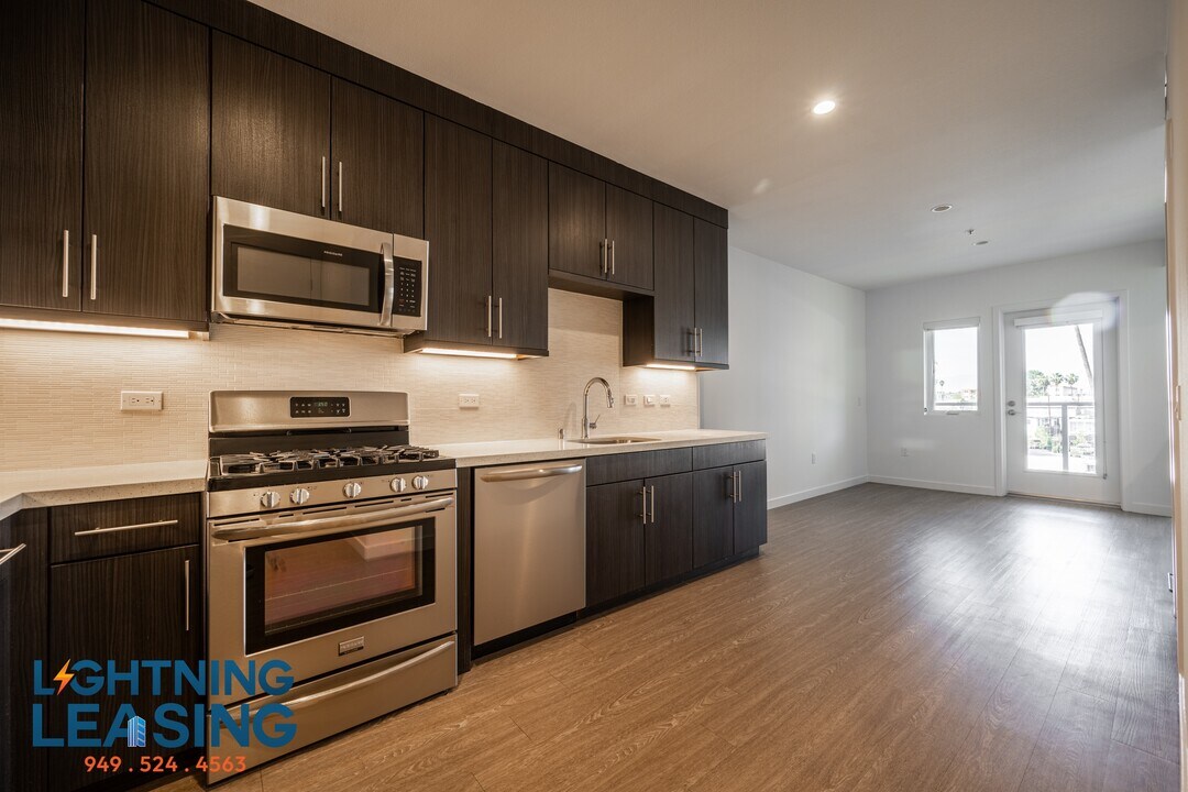 11403 Chandler Blvd in Los Angeles, CA - Building Photo