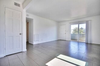 6694 Del Playa Dr in Isla Vista, CA - Building Photo - Building Photo