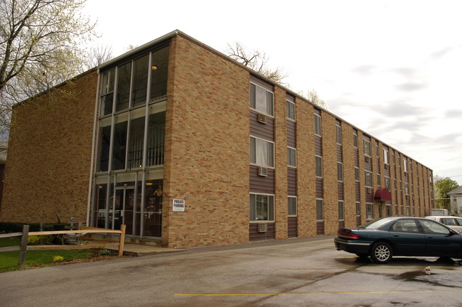 Shady Lawn Apartments in Kenosha, WI - Foto de edificio - Building Photo