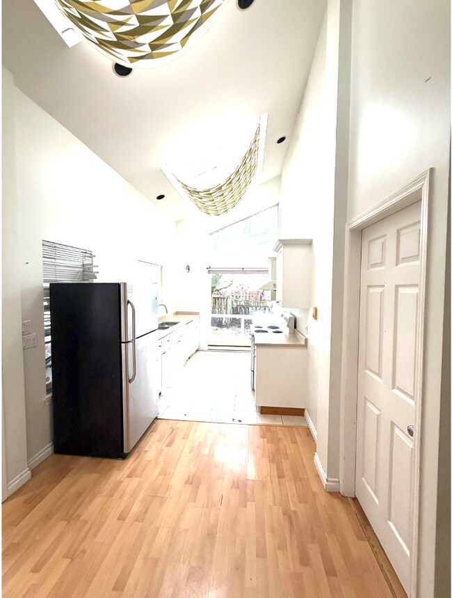 4839 Barker Crescent in Burnaby, BC - Building Photo - Building Photo