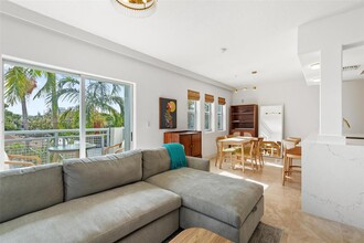 1040 10th St in Miami Beach, FL - Building Photo - Building Photo