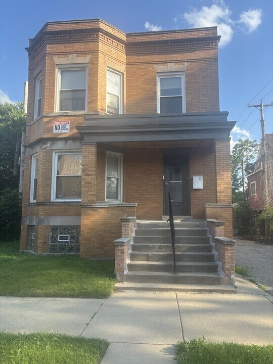 321 E 70th St in Chicago, IL - Building Photo
