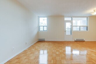 10 Huntley St in Toronto, ON - Building Photo - Building Photo