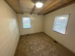 304 8th Ave-Unit -304 1/2 in Hiawatha, IA - Building Photo - Building Photo