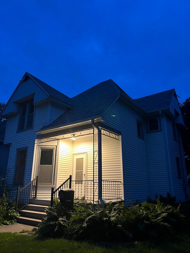 507 Center Ave in Decorah, IA - Building Photo - Building Photo